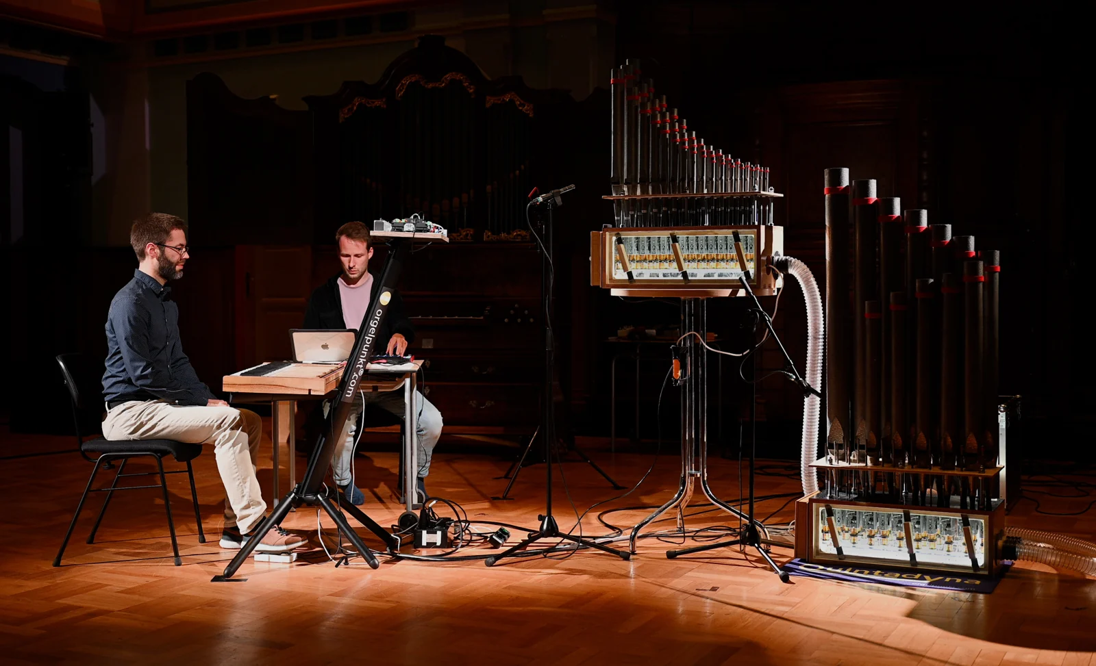 “Moving the Air” at the closing concert: Hannes Ritschel (left) and Tjark Pinne (right) on the Quintadyna.